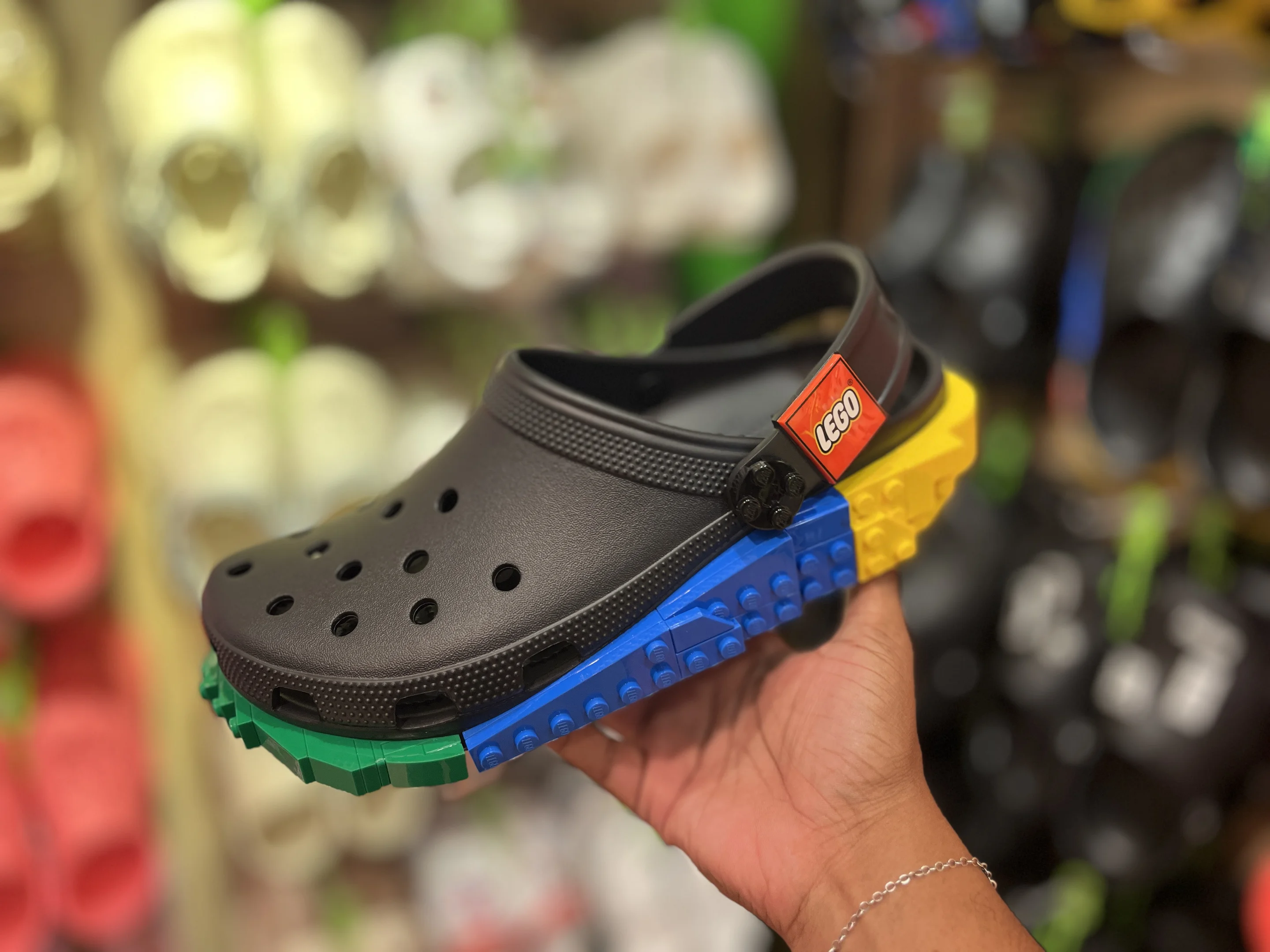 Crocs e Lego se uniram para o improvável: uma collab irada!