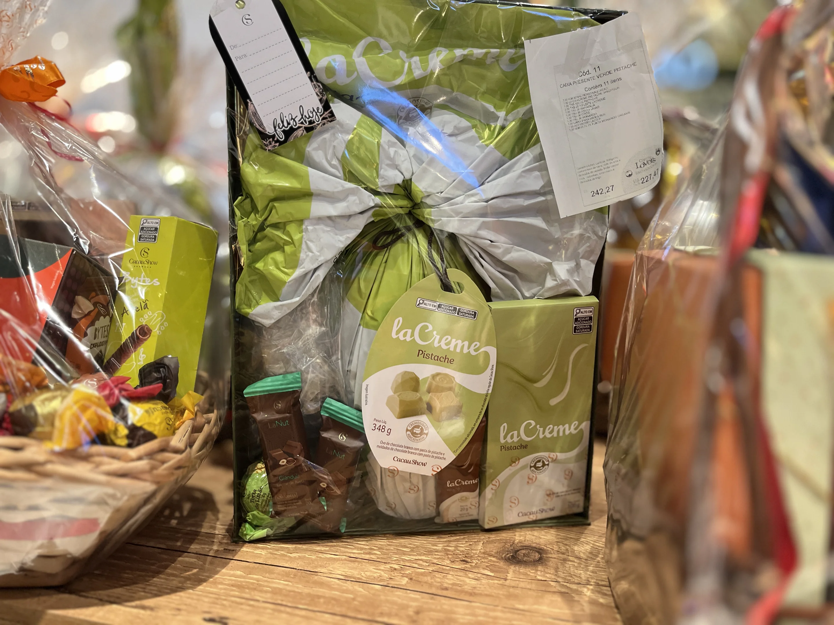 Kit com diversos tipos de chocolates com recheio de pistache da Cacau Show, disponível na loja.