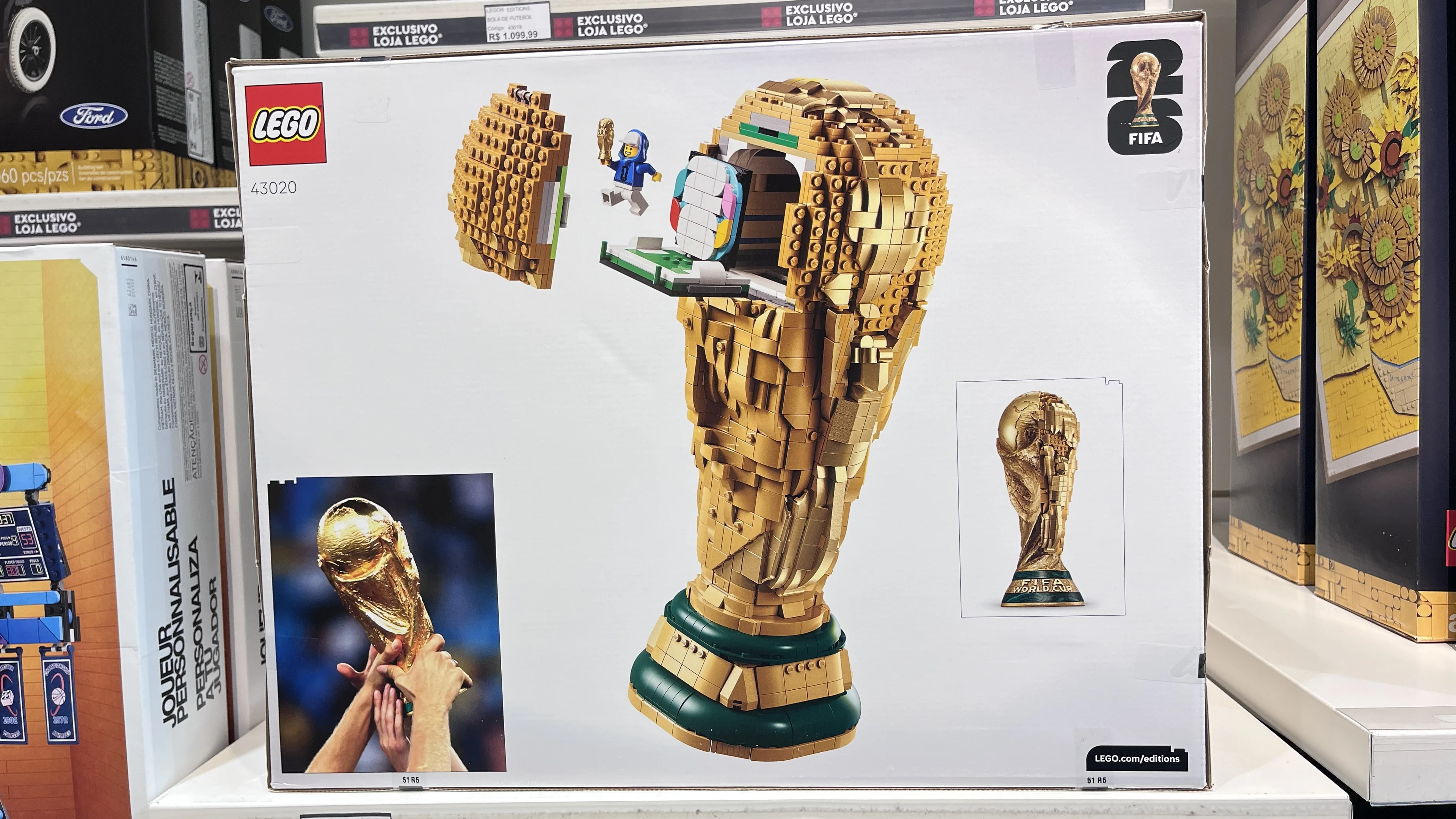 Caixa de Lego com 2.842 peças que montam a taça da copa, disponível na loja Lego.