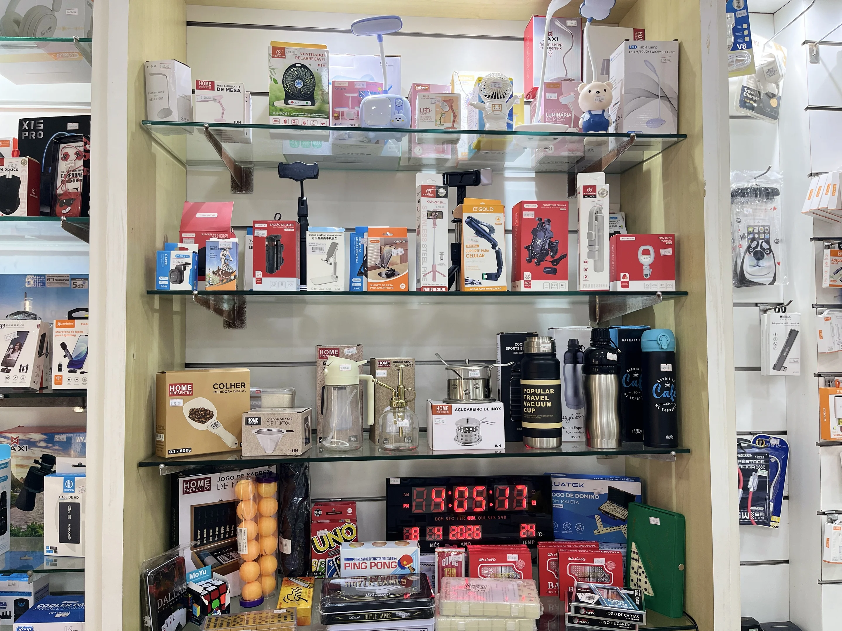 Prateleira com itens diversos da loja Trinco.