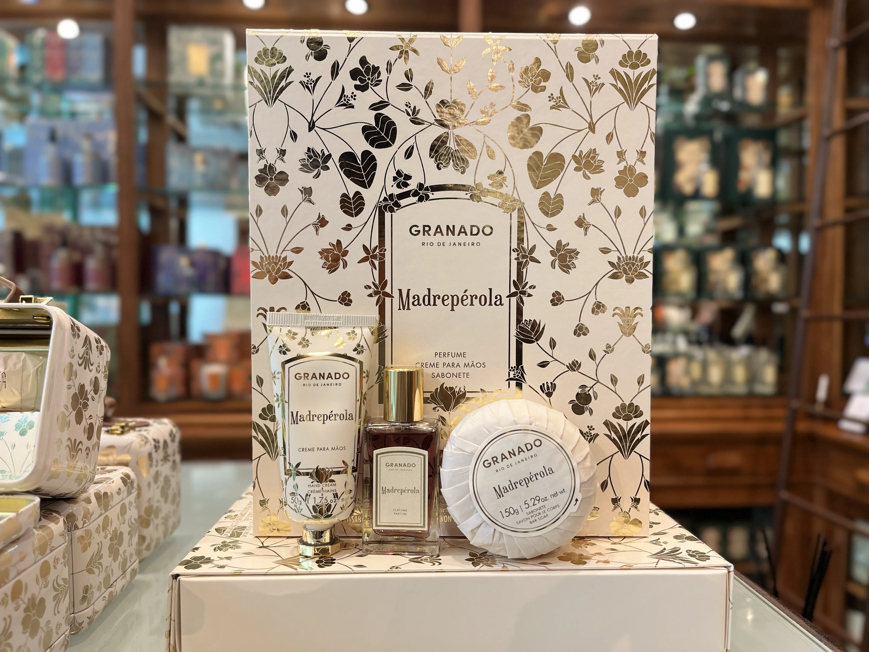 Kit com creme para mãos, mini frasco de perfume e sabonete em barra da nova fragrância Madrepérola, disponível na loja Granado.