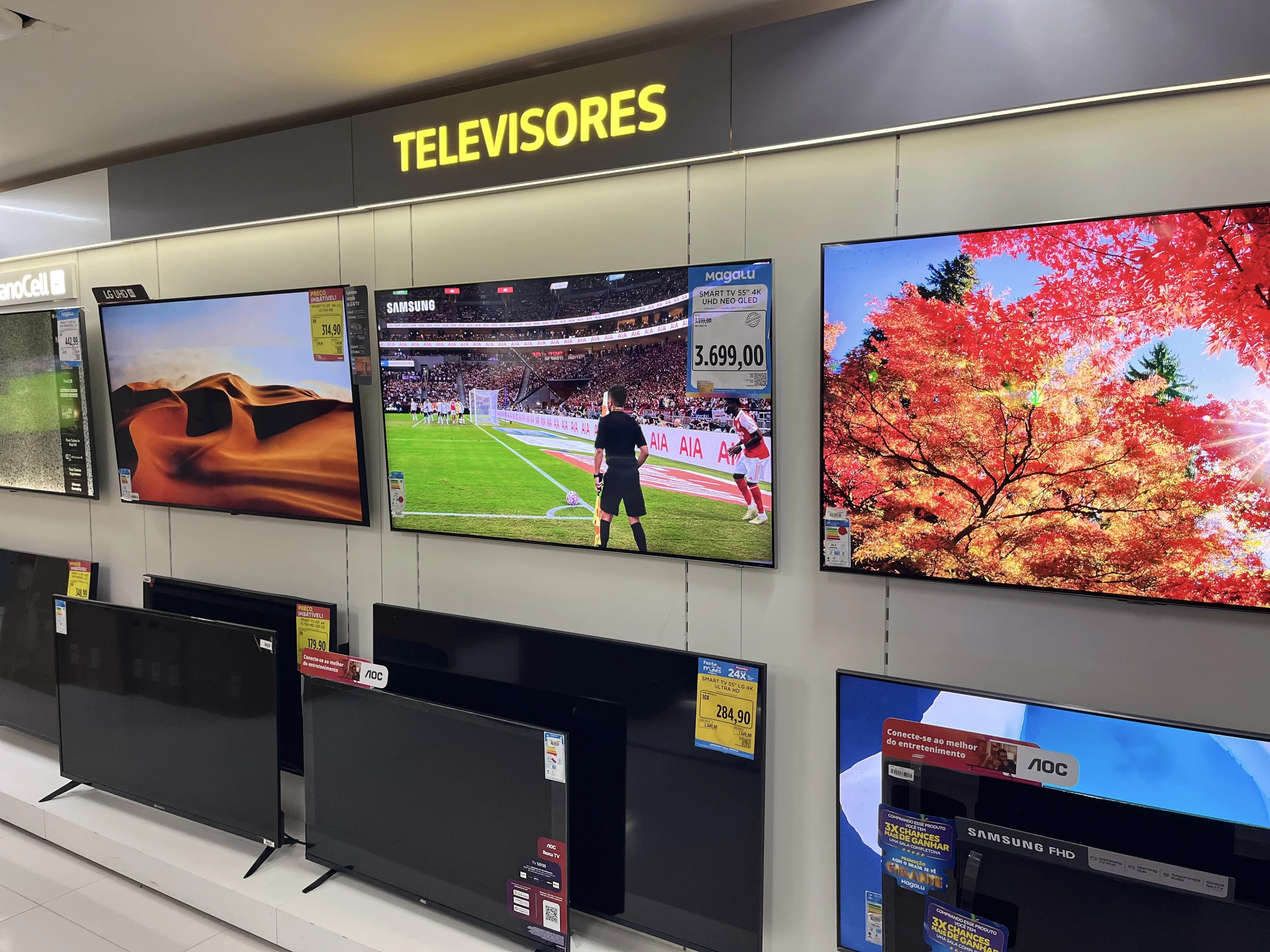 Diversas TVs de marcas diversas, disponíveis para venda na loja Magazine Luiza.