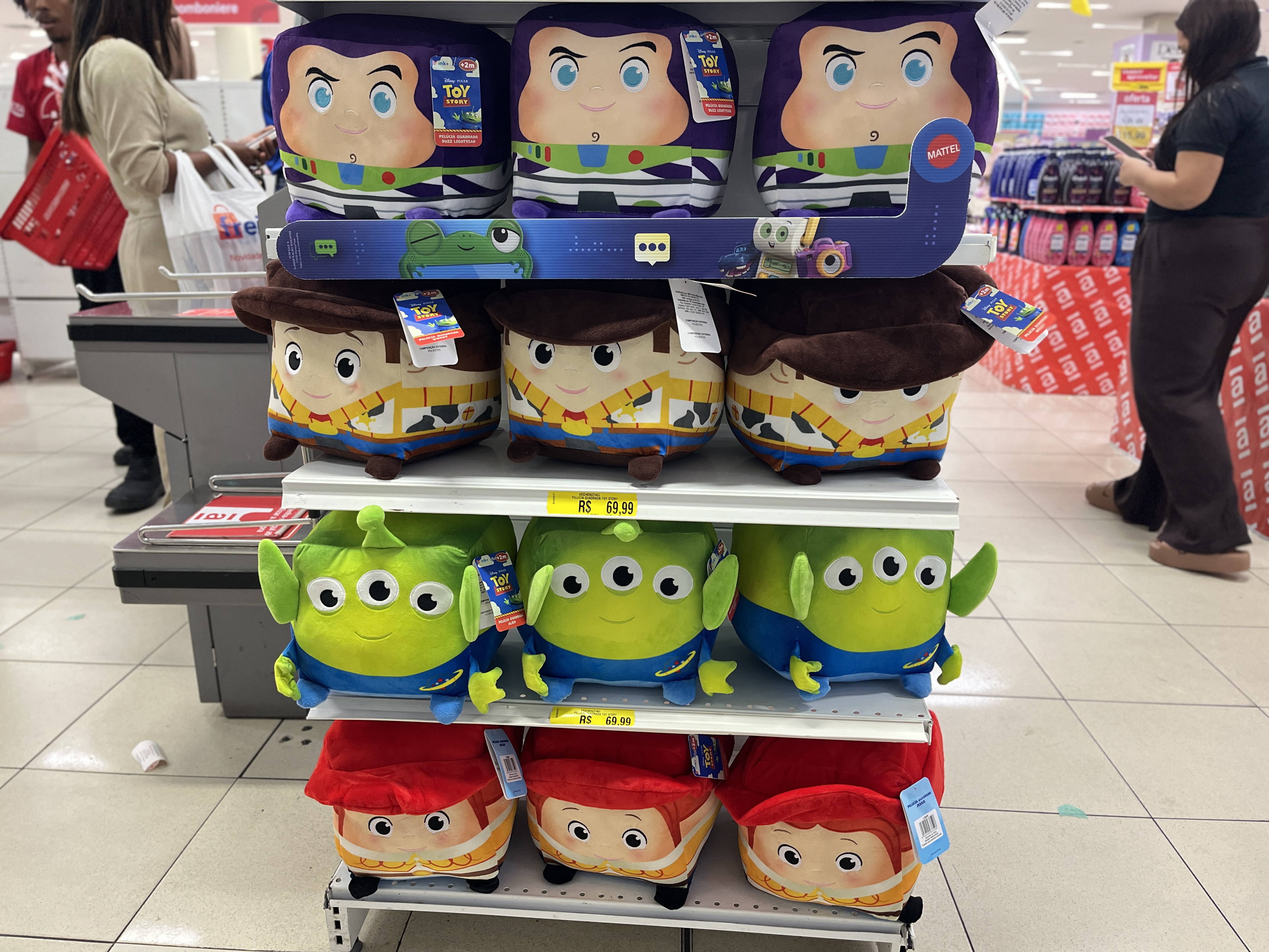 Prateleiras com ursos de pelúcia temáticos do filme toy story, disponíveis na loja Americanas.
