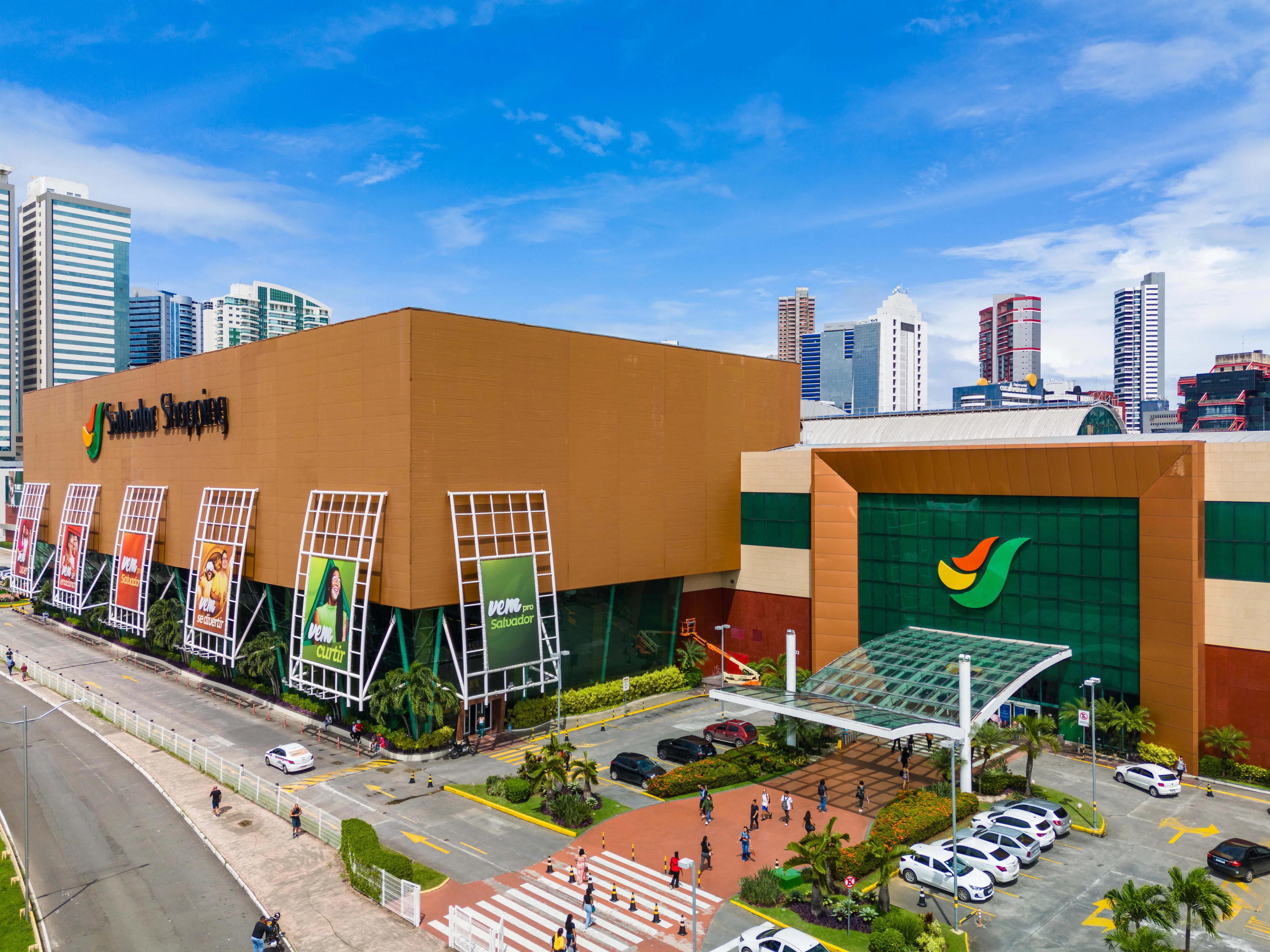 Fachada do shopping.