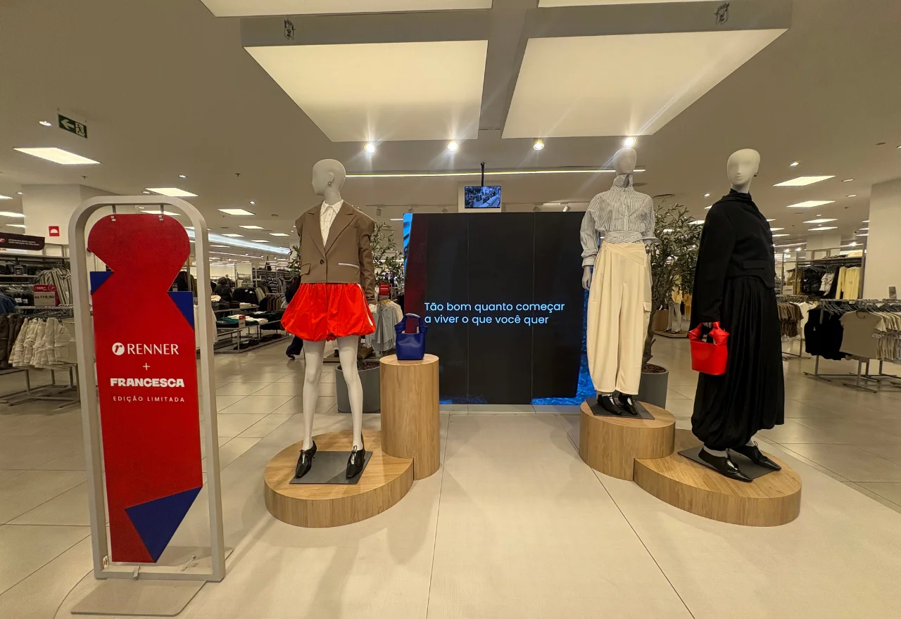 Foto com 3 manequins femininos vestidos com roupas da coleção da FRNC com a Renner