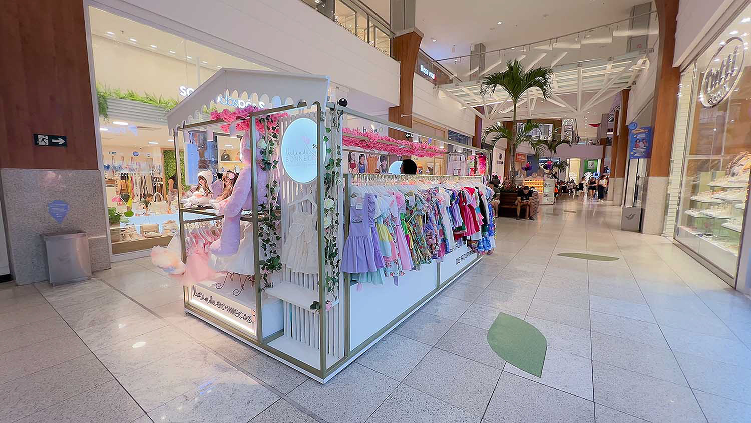 VESTINDO BONNECAS  (QUIOSQUE)